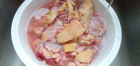 三黄鸡浸泡一下，多洗几遍。