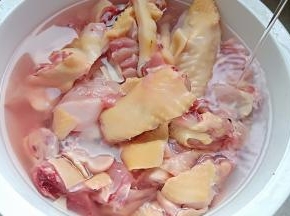 三黄鸡浸泡一下，多洗几遍。