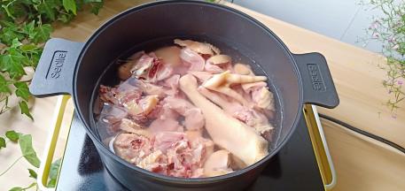 鸡块放入新思特汤锅，加清水没过鸡块焯水，这款新思特汤锅是24CM的，够大够深、最重要的还不粘锅，方便清洗。