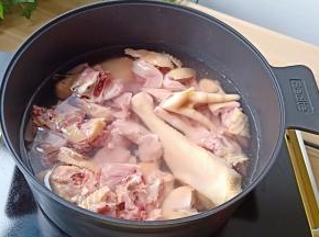 鸡块放入新思特汤锅，加清水没过鸡块焯水，这款新思特汤锅是24CM的，够大够深、最重要的还不粘锅，方便清洗。