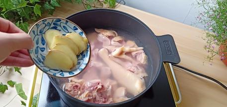 加一点生姜片、料酒2勺去腥。