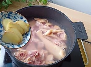 加一点生姜片、料酒2勺去腥。