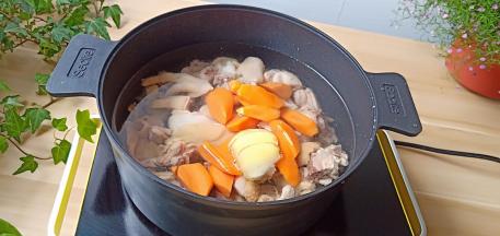 焯水过后的三黄鸡清洗干净，胡萝卜一起重新放锅里炖煮。