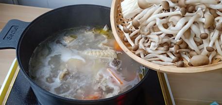 鸡肉熟了加入秀珍菇与金针菇。