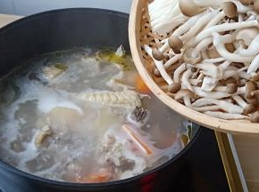 鸡肉熟了加入秀珍菇与金针菇。