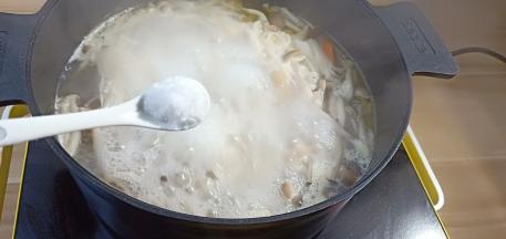 出锅前加盐调味即可。