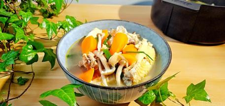 菌菇爽口鲜美，再喝一口香浓鲜美的汤，在天冷时真的是超级暖胃！