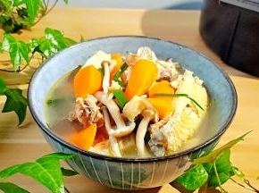 菌菇爽口鲜美，再喝一口香浓鲜美的汤，在天冷时真的是超级暖胃！