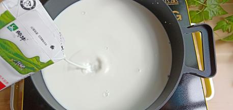 新思特锅里放入纯牛奶。（这款锅一点都不粘，非常好用）
