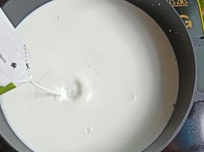 新思特锅里放入纯牛奶。（这款锅一点都不粘，非常好用）