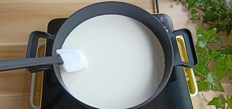 用小火将牛奶煮至微微冒小泡泡。