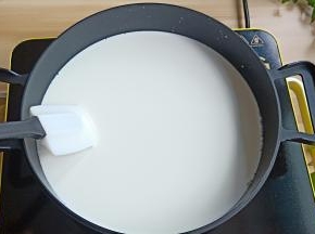 用小火将牛奶煮至微微冒小泡泡。