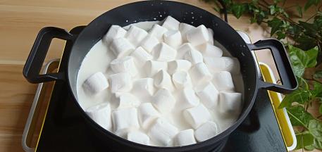 加入棉花糖继续小火不停地搅拌。