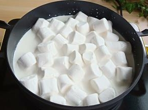 加入棉花糖继续小火不停地搅拌。