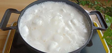 棉花糖在慢慢地融化。