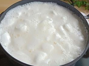 棉花糖在慢慢地融化。