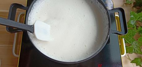 一直搅拌到棉花糖跟牛奶融为一体就可以关火。