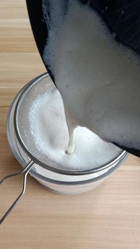 把泡泡过滤一下，免得做好的棒冰影响口感。再用搅拌机多搅几下，这样免得反复拿出来搅拌了。