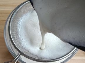 把泡泡过滤一下，免得做好的棒冰影响口感。再用搅拌机多搅几下，这样免得反复拿出来搅拌了。