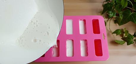 凉透后倒入模具。