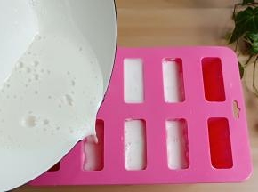 凉透后倒入模具。