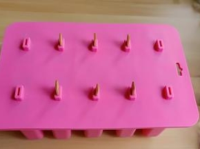 盖上盖子，插上棒，放冰箱冷冻一夜即可。