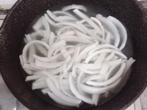 锅中倒入清水烧开后加入椰肉煮5分钟，让椰肉变软