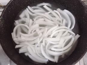 锅中倒入清水烧开后加入椰肉煮5分钟，让椰肉变软