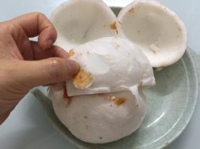 用刀把黄色外皮削干净，留白色椰子肉