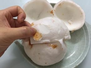 用刀把黄色外皮削干净，留白色椰子肉