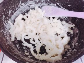 一直翻炒至糖份不断蒸发，慢慢看到椰肉挂上糖霜