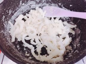 一直翻炒至糖份不断蒸发，慢慢看到椰肉挂上糖霜