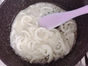 煮至糖水烧干变粘稠，关火，用硅胶铲一直翻炒