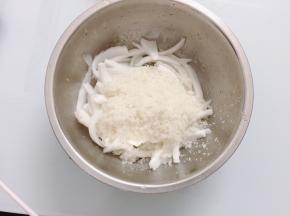 倒入一个大碗里，加入白糖拌匀腌制40分钟