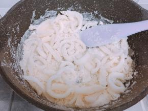 直至让每块椰肉都挂上糖霜，放到冷却即可食用