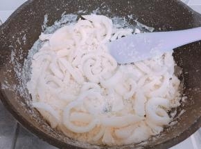 直至让每块椰肉都挂上糖霜，放到冷却即可食用