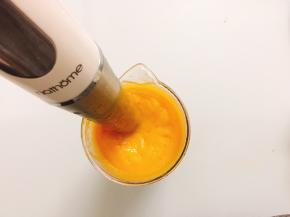 芒果里加入细砂糖用料理机搅拌成细腻泥状