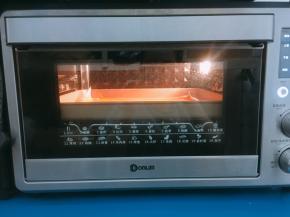 烤箱预热110度烤2小时，直至果泥表面干燥即可。