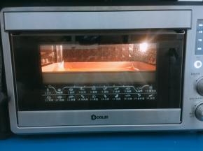 烤箱预热110度烤2小时，直至果泥表面干燥即可。