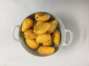 准备好新鲜的芒果