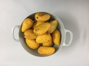 准备好新鲜的芒果