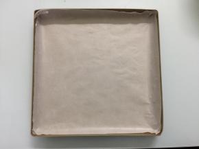 烤盘上铺上油纸