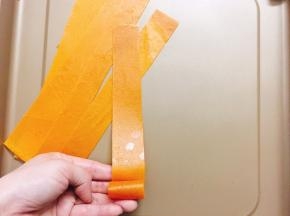 将长条卷成筒状，即可食用