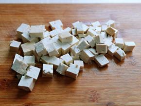 将豆腐切小块。