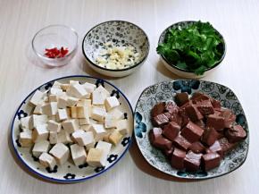 香菜去根洗干净切碎，大蒜切碎，辣椒切碎，准备工作完成。