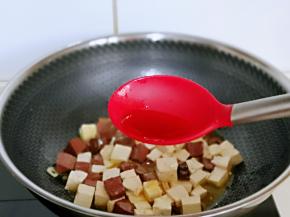 再加入焯水过的豆腐和鸭血，加入料酒。