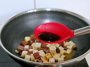 加入一小勺生抽。