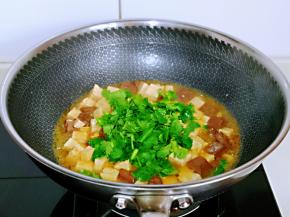 再加入切好的香菜段，关火。