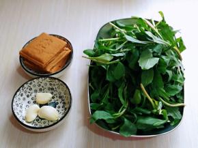 准备食材，大蒜去皮切碎。