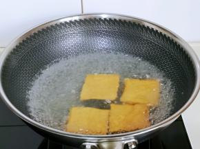 香干焯水，锅中加入水烧开，煮2分钟捞出。